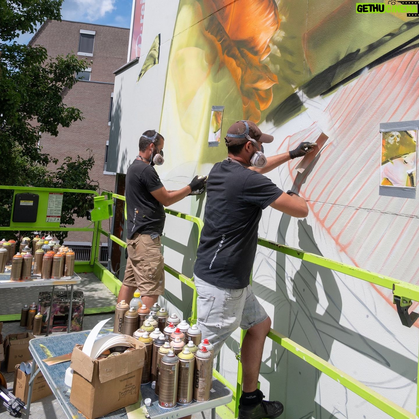 Flemming Viguurs - 6.7K Likes - “Paracetamollen” - Een buitengewone samenwerking @flemming x @studiogiftig voor het project ‘Music & Murals’. Geïnspireerd op “Paracetamollen” creërde Studio Giftig deze muurschildering hartje Den Bosch.
Aanstaande vrijdag onthullen we alle details in een speciale reel. Mis het niet! 🎬
Muziek: @flemming
Art: @studiogiftig
Speciale dank aan:
Organisatie: @zinindenbosch @kingsofcolors
Modellen: @thisiswils @klaartjevdh
Verf: @veveonl @woodfield1974
Hoogwerker: @peinemann.nl
Gevel: Van Deursen Group
Foto’s: @evido.creative @bennienhuis
#flemming #studiogiftig #musicandmurals #denbosch #streetart #paracetamollen