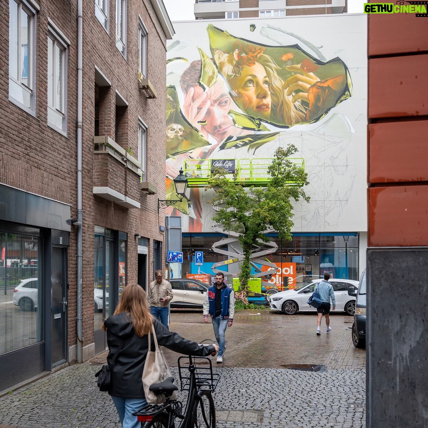 Flemming Viguurs - 6.7K Likes - “Paracetamollen” - Een buitengewone samenwerking @flemming x @studiogiftig voor het project ‘Music & Murals’. Geïnspireerd op “Paracetamollen” creërde Studio Giftig deze muurschildering hartje Den Bosch.
Aanstaande vrijdag onthullen we alle details in een speciale reel. Mis het niet! 🎬
Muziek: @flemming
Art: @studiogiftig
Speciale dank aan:
Organisatie: @zinindenbosch @kingsofcolors
Modellen: @thisiswils @klaartjevdh
Verf: @veveonl @woodfield1974
Hoogwerker: @peinemann.nl
Gevel: Van Deursen Group
Foto’s: @evido.creative @bennienhuis
#flemming #studiogiftig #musicandmurals #denbosch #streetart #paracetamollen
