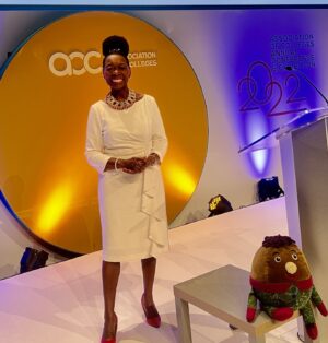 Floella Benjamin Instagram - Had a most memorable time speaking at the #assocationofcolleges annual conference. Everyone gave Humpty a most affectionate welcome too! @AoC_info