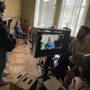Flora Ofelia Hofmann Lindahl Instagram - 13 år i skolesystemet, en masse fravær, lidt advarsler hist og her (🥹) fem spillefilm og en serie, mm. …det er mig en gåde, hvordan det her lykkedes. Nu har jeg uendelig sommerferie🤭