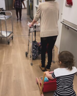 Florence K Instagram - Les couleurs de mon année: notre petite qui commence à parler et qui chaque jour nous offre des perles que nous notons religieusement, ma grande qui gradue du secondaire, un vice caché dans notre nouvelle maison, de belles et longues marches avec la poussette dans le quartier, une relation très désagréable avec un voisin, me remettre au yoga, recevoir le prix de Grande diplômée de la Teluq, une boîte de pandore qui s’est ouverte en commençant des rénos, marcher dans les Highlands d’Écosse, mon émission de radio sur CBC qui est renouvelée pour une sixième année, des briques qui se détachent du mur latéral, entamer ma deuxième année de doctorat en psycho, faire une merveilleuse tournée de Noël avec ma famille, donner des ateliers de chant et auto-compassion à un super groupe à l’Institut universitaire en santé mentale de Montréal, deux covid pénibles en deux mois en plein pendant ma série de concerts, célébrer nos 5 ans de mariage et s’aimer encore plus chaque jour, une bourse de recherche refusée parce que j’ai omis de joindre à mon dossier la page 2 (vide) du relevé de notes d’un cours d’algèbre que j’ai suivi il y a cinq ans en ligne, rendre hommage à Belafonte sur scène avec des musiciens extraordinaires, un syndrome immense de la page blanche devant mon document de présentation de recherche doctorale, enregistrer un album des chansons de Jobim, le bonheur de chanter avec ma fille sur scène et sur disque, une fatigue cognitive sournoise pendant mes Covid, mes conférences sur la dé-stigmatisation en santé mentale qui sont de plus en plus en demande, plusieurs présentations à des congrès scientifiques, passer des heures à la Ville pour aller au fond d’une histoire de mur porteur, des soupers merveilleux avec mes ami.e.s, un show de Salsa à NYC pour mes 40 ans avec ma fille, deux deuils, de nouvelles amitiés faites pour durer, faire de la vulgarisation scientifique à la télé et à la radio, apprendre à cuisiner à 5 ingrédients, et tellement plus encore! Pour 2024, je vous souhaite des bilans équilibrés et plein de blocs de lego de joie et de sérénité qui s’empilent pour construire un château de bonheur!