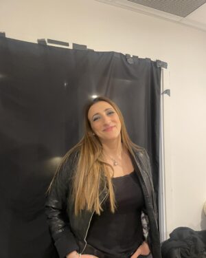 Florence K Instagram - Demain matin à 7h15 retrouvez-moi à Dessine-moi un matin, avec Franco Nuovo pour jaser psycho, sur Ici Première! 
Cette semaine, je décortiquerai avec vous le trouble de personnalité narcissique. Le narcissisme s’inscrit sur un continuum. Nous avons tous des vulnérabilités par rapport à qui nous sommes et à notre valeur et on essaie tant bien que mal de mener notre vie en nous sentant bien par rapport à nous-mêmes. Notre fierté est augmentée par l’approbation des autres et blessée par leur désapprobation.Mais chez les narcissiques, le besoin de soutien externe pour le maintien de l’estime de soi existe à un tel degré qu’il éclipse les autres aspects de l’individu. Il est extrêmement préoccupé par lui-même.
Le DSM-V définit l’individu qui a un trouble de personnalité narcissique ayant comme un sens exagéré et infondé de leur importance et de leurs talents (mégalomanie). Une obsession de fantasmes de succès, d’influence, de pouvoir, d’intelligence, de beauté ou d’amour parfait illimités. La conviction qu’ils sont spéciaux et uniques et qu’ils ne doivent s’associer qu’avec des personnes hors norme.
Pour en savoir plus et découvrir quelle chanson je vous interpréterai au piano pour accompagner notre sujet, soyez au rendez-vous demain matin!