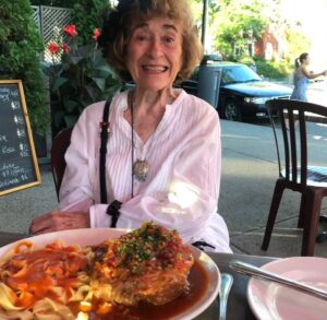 Florence K Instagram - Notre Mami adorée, notre Mami merveilleuse nous a quitté.es avant-hier en nous laissant en héritage toute la douceur, la tendresse et l’amour du monde. Tant des choses que je connais et que j’aime aujourd’hui, je les dois à toi de me les avoir apprises.  Il n’y a pas une seule journée de mon enfance où je ne trépignais pas d’impatience de savoir que tu m’attendais, dans ta maison-coffre-aux-trésors.
Les années avaient laissé si peu de traces sur ta peau qu’elle était toujours aussi douce que lorsque j’étais petite.  Puis, ce sont mes filles qui ont eu le privilège de t’avoir comme arrière-grand-maman. Je me souviendrai toujours de ta joie, à ce Noël 2005, où je t’ai dit dans l’oreille, pendant un concert de Natalie, que j’étais enceinte d’Alice! Comme tu t’en es occupée par la suite!  Tu lui auras offert ce cadeau immense qu’elle puisse avoir son arrière-grand-maman pendant presque 18 ans! Encore la semaine dernière tu demandais à Natalie de lui donner un petit bracelet que tu lui avais trouvé. Tu pensais toujours à nous, tes enfants, tes petits-enfants, tes arrière-petits-enfants.  I
ll y a dix jours, tu « prenais le thé » avec notre petite Charlotte au Première Moisson, tout sourire. Nos derniers moments ensembles, tu dessinais avec elle, des fleurs et des châteaux. Du haut de tes 93 ans, tu avais préservé tous tes réflexes avec les petits enfants, lui protégeant la tête de ta main lorsqu’elle approchait trop près d’un coin de table, t’assurant qu’elle ait de l’eau, lui demandant si elle avait faim. Comme tu as fait avec tes propres filles, Natalie et Marie-Claude, mes sœurs Éléonore et Ariane, mon cousin Olivier, tes arrières-petites-filles et moi.  Et cette femme que tu es, c’est la meilleure grand-mère que la vie n’ait jamais pu me donner. 

Merci pour tout Mami, 

Je t’aime
Ta petite-fille, Florence