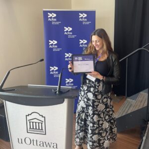 Florence K Instagram - C’est avec une joie immense et beaucoup de fierté que j’ai reçu aujourd’hui le Prix de la relève au 91e congrès de l’Acfas (Association francophone pour le savoir), pour mon parcours académique et pour mes travaux de recherche sur les liens entre la variabilité de l’humeur, la créativité et le bien-être psychologique chez les artistes des arts vivants (mon sujet de thèse). Je tiens à remercier mes co-superviseur.es, Arielle Bonneville-Roussy et Pier-Luc de Chantal, ainsi que ma directrice de séminaire, Thérèse Bouffard. La valeur du savoir que ces merveilleuses personnes  me transmettent est inestimable, tout comme leur passion pour la recherche. Je remercie également le département de psychologie de l’UQAM pour la qualité de l’éducation que j’y reçois en tant que future chercheuse et clinicienne. Je n’aurais  jamais pensé il y a 20 ans, alors que je commençais ma carrière d’artiste,  que je serais aussi excitée de recevoir un prix pour la recherche scientifique qu’un Félix ou un Juno! 😂 Les accidents de parcours que la vie met sur notre chemin nous mènent parfois dans des directions inattendues mais oh! combien plaisantes. Félicitations à tous.tes les autres lauréates!  #acfas #releve #recherche #science #uqam #psychologie #psychologiecognitive