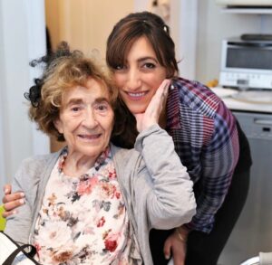 Florence K Instagram - Notre Mami adorée, notre Mami merveilleuse nous a quitté.es avant-hier en nous laissant en héritage toute la douceur, la tendresse et l’amour du monde. Tant des choses que je connais et que j’aime aujourd’hui, je les dois à toi de me les avoir apprises.  Il n’y a pas une seule journée de mon enfance où je ne trépignais pas d’impatience de savoir que tu m’attendais, dans ta maison-coffre-aux-trésors.
Les années avaient laissé si peu de traces sur ta peau qu’elle était toujours aussi douce que lorsque j’étais petite.  Puis, ce sont mes filles qui ont eu le privilège de t’avoir comme arrière-grand-maman. Je me souviendrai toujours de ta joie, à ce Noël 2005, où je t’ai dit dans l’oreille, pendant un concert de Natalie, que j’étais enceinte d’Alice! Comme tu t’en es occupée par la suite!  Tu lui auras offert ce cadeau immense qu’elle puisse avoir son arrière-grand-maman pendant presque 18 ans! Encore la semaine dernière tu demandais à Natalie de lui donner un petit bracelet que tu lui avais trouvé. Tu pensais toujours à nous, tes enfants, tes petits-enfants, tes arrière-petits-enfants.  I
ll y a dix jours, tu « prenais le thé » avec notre petite Charlotte au Première Moisson, tout sourire. Nos derniers moments ensembles, tu dessinais avec elle, des fleurs et des châteaux. Du haut de tes 93 ans, tu avais préservé tous tes réflexes avec les petits enfants, lui protégeant la tête de ta main lorsqu’elle approchait trop près d’un coin de table, t’assurant qu’elle ait de l’eau, lui demandant si elle avait faim. Comme tu as fait avec tes propres filles, Natalie et Marie-Claude, mes sœurs Éléonore et Ariane, mon cousin Olivier, tes arrières-petites-filles et moi.  Et cette femme que tu es, c’est la meilleure grand-mère que la vie n’ait jamais pu me donner. 

Merci pour tout Mami, 

Je t’aime
Ta petite-fille, Florence