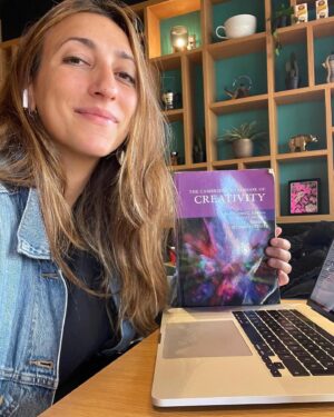 Florence K Instagram - Et c'est parti pour la rédaction de mon projet de thèse doctorale. « Nature et direction des liens entre variations de l’humeur, créativité et bien-être psychologique chez les musicien.ne.s professionnel.le.s. »
Voici le (très) résumé du projet de recherche: Depuis l’Antiquité, l'idée que la souffrance psychologique alimente la créativité chez les musicien.ne.s. fait partie de l'imaginaire collectif. Berlioz, Schumann, et Kurt Cobain représentent des cas de figure qui donneraient raison à cette association. Mais au-delà du mythe romantisé de « l'artiste torturé », qu’en est-il réellement? Alors que les variations de l’humeur sont normales chez l’être humain, elles peuvent gravement nuire au bien-être psychologique lorsqu'elles sont extrêmes. Par exemple, dans le trouble bipolaire, les humeurs positives extrêmes sont associées à des phases euphoriques qui s’accompagnent de divers symptômes comme une augmentation pathologique de l’énergie, une diminution du besoin de sommeil et une prise de risques. Les humeurs négatives extrêmes sont quant à elles associées à des phases dépressives avec des symptômes comme une baisse d’énergie et de motivation, des sentiments de tristesse, d’échec, d’inutilité et de désespoir. Au Canada, des milliers de musicien.nes rapportent des symptômes associés au trouble bipolaire, ce qui en fait une population à risque. Pour mieux comprendre ce phénomène, il est important d’étudier les variations de l’humeur, un processus sous-jacent au trouble bipolaire, en lien avec la créativité, qui est un déterminant incontournable à la réalisation professionnelle des musicien.ne.s. L'impact de ces éléments sur le bien-être psychologique devrait également être pris en compte. 
Considérant que de nombreux musicien.ne.s seraient réticents à adhérer à un traitement par crainte de voir leur créativité décliner, cette recherche pourrait contribuer à améliorer les connaissances sur la santé mentale des musicien.ne.s. Mes travaux pourront également mener à la création de ressources d’aide mieux alignées à leur formation et à leur réalité professionnelle. 
#doctoratpsychologie #phdlife #santémentale