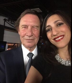 Florence K Instagram - « Quand j’en ai plus que marre que la pluie tombe à verse
Quand la folie m’agresse
Lorsque j’en viens aux coups parce que la politique, parce que la mer est sale, la route électronique et le papier journal
Avant de tomber dans l’analgésique, avant de péter la gueule aux connards 
J’époussette ma guitare 

Je la prends par la taille et c’est sur mes genoux que la douleur se taille 
Que les enfants s’endorment 
Je ne sais pas de drames quand je joue 
Je ne suis plus aux femmes je suis aux oiseaux 
Entre 28 plaies vives et 82 bosses 
Et je suis fait à l’os

La musique, mon amour de musique 
Est-ce que tu m’aimes encore? 
La musique, mon trésor 
Est-ce que tu m’aimes encore »

Bon voyage Jean-Pierre ❤️
Ta musique c’est notre trésor