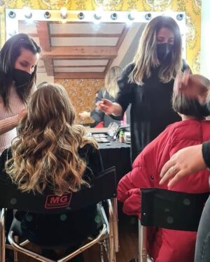 Florencia Berner Instagram - La Saruca en la casa de Machos, en locaciones con naturaleza inolvidable y colegas y equipo de trabajo admirables 🖤 

Emocionantes resultados de este increíble rodaje. Muchas gracias por todo el cariño 💙

 @secretosdefamilia13cl @primevideolat @canal13cl @agtvproducciones @ac_managementcl