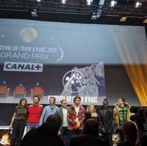 Florent Bernard Instagram - "NOUS, LES LEROY" repart avec le Grand Prix du @festivalpedhuez , merci au jury et surtout à sa présidente Valérie Bonneton dont les gentils mots vont résonner longtemps dans ma tête. 

Merci beaucoup à cet incroyable festival qui célèbre ce genre si important qu'est la comédie. Merci pour cet accueil chaleureux, que ce soit de la part des organisateurs, du public, des bénévoles, des chauffeurs, etc...

Ça sort le 10 avril au cinéma !

La première photo est de @didineta !
