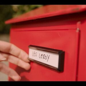Florent Bernard Instagram - NOUS, LES LEROY C’EST AU CINEMA ! PARTOUT EN FRANCE !!! On a fait ce film avec coeur et sincérité, avec comme seule ambition de faire rigoler, d’émouvoir, de divertir et, allez ça fait trou de balle mais c’est parti, de célébrer la famille pendant 1h43. Merci à toute l’équipe, tous les comédiens, les prods, les distribs… Un énorme merci à tous ceux qui sont déjà venus. Et les autres, j’espère tellement que ça vous plaira…