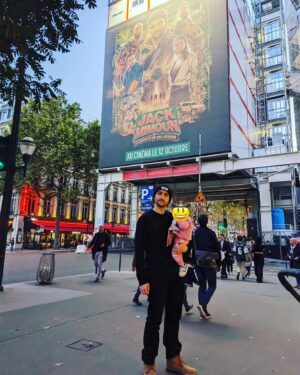 Florent Bernard Instagram - Et voilà, c'est au cinéma. Dans les salles.
C'est une comédie d'aventure qui n'a aucune autre ambition que vous divertir et vous faire marrer pendant 1h50. C'est pas rien hein, mais c'est l'objectif. Maintenant la balle est dans votre camp, j'espère que vous donnerez une chance à ce film.

Moi j'ai eu la chance de l'écrire avec Tristan Schulmann et Malik Bentalha, que je remercie de tout mon cœur. Jamais dans ma vie de scénariste j'aurais osé fantasmer bosser sur un tel scénario. M'amuser avec des personnages aussi flingués que ceux de Will Ferrel, dans des décors qui citent le Hollywood de mon enfance. Écrire des dialogues à des comédiens aussi doués, filmés comme des vrais héros de cinéma. On y a mis tout notre amour, toute notre sincérité et une bonne blague de pisse.

Merci infini à Malik,
À Tristan et Ludo,
À Nadie, 
Aux incroyables comédiens,
À toute l'équipe du film biensur.

Et pis merci Spielberg et Veber, merde.

Le film part vivre loin du foyer, on a essayé de lui donner la meilleure éducation.
Maintenant on va voir ce que ça donne dans la vie active.