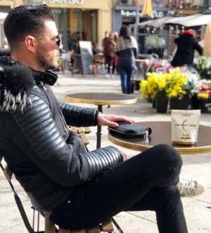 Florent Ré Instagram - Pour éviter les grignotages et oublier les gaufres aux chocolats qui te font de l'oeil, j'ai trouvé ça : Les COCONUT CHIPS de chez @foodspring_fr 
Des chips de NOIX DE COCO , c'est sain et ça se mange sans fin ! 
Alors vous tentez ? -15% avec mon code REFSG sur www.foodspring.fr (sauf produits déjà en promo)