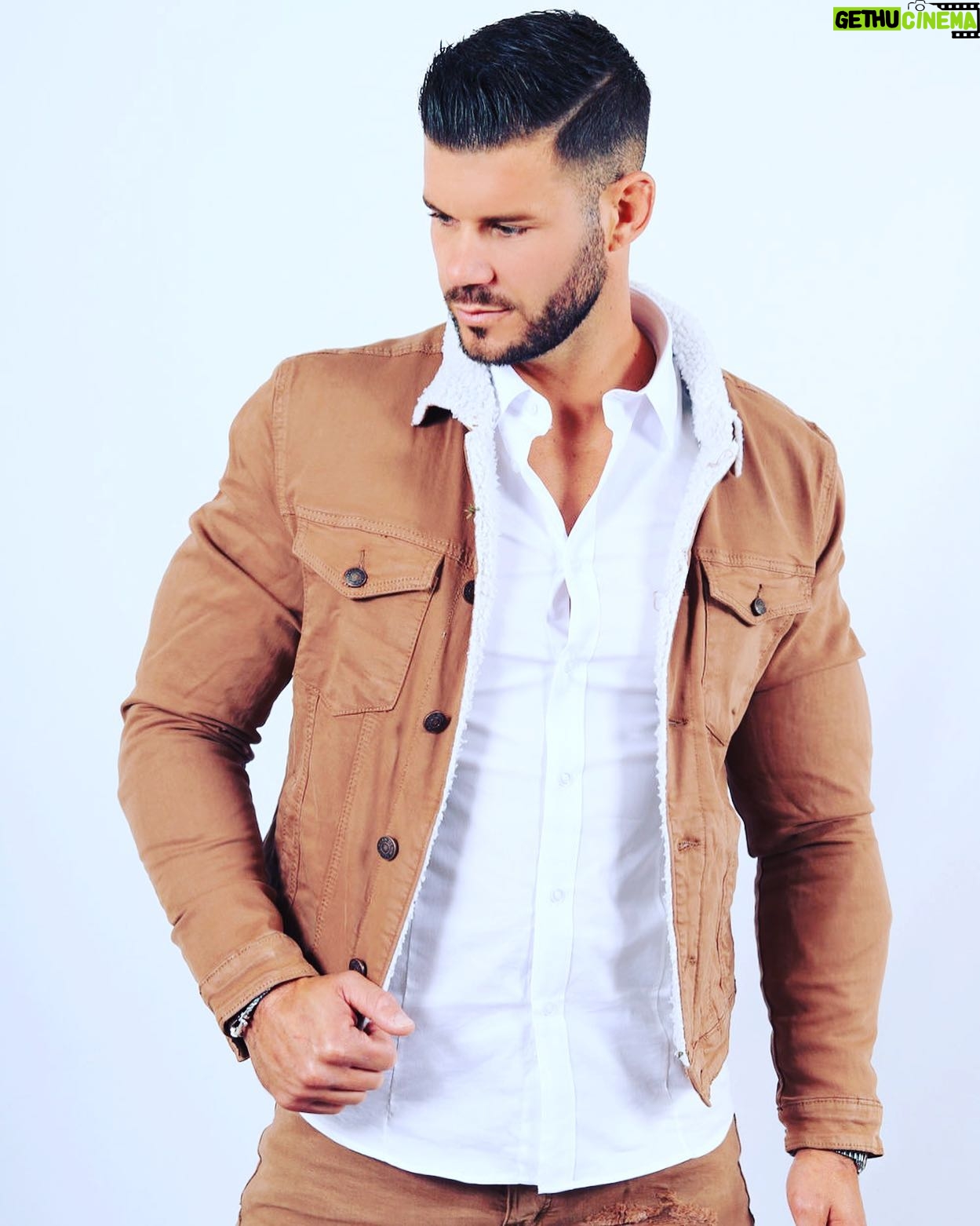 Florent Ré - 3.3K Likes - Si vous voulez vivre une vie heureuse,
Attachez-la à un but, non pas à des personnes ou des choses ....
@misterfashion.fr
#mode #model #fringues #mannequin #mannequinhomme