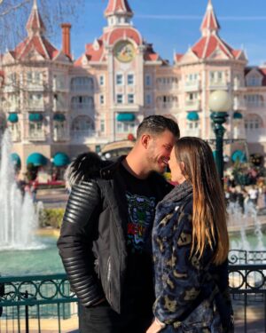 Florent Ré Instagram - Il n’y a pas de mots pour décrire tout l’amour que j’ai pour toi . On le lis juste dans mon sourire ❤️❤️
Je n’ai pas peur de te dire JE T’AIME 
#couplegoals #amour #love #disneylandparis #paris