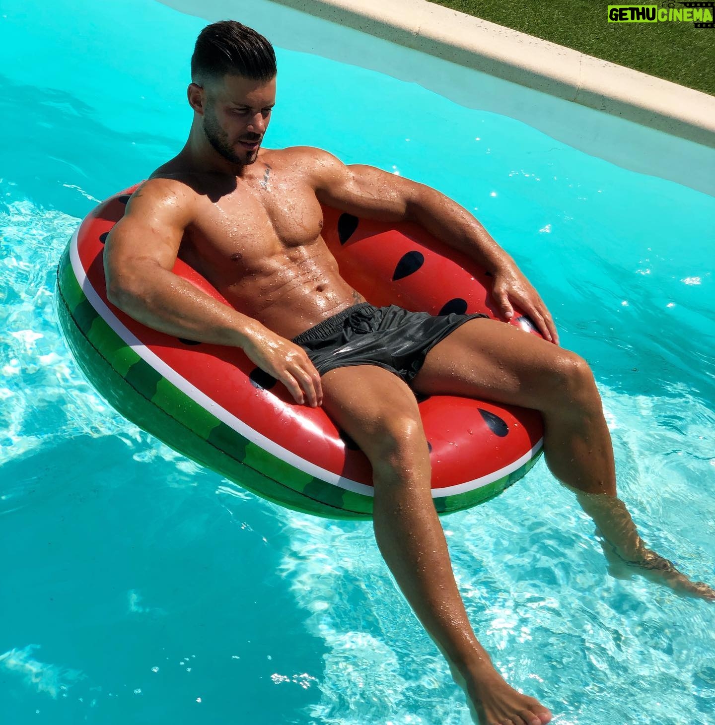 Florent Ré - 5.3K Likes - Petite après-midi détente dans ma piscine et vous les amis que faites-vous ?
#piscine #bouée #maison #soleil #marseille