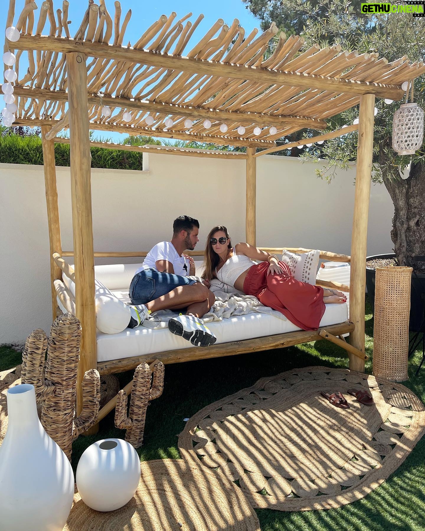 Florent Ré - 4.6K Likes - Petite après-midi détente sur notre gazebo avec ma petite femme @yvane_jhn
un petit air de Bali @carolelaporteacote .
Et vous votre dimanche ?
#homedesign #maison #soleil #bali #repos #couplegoals