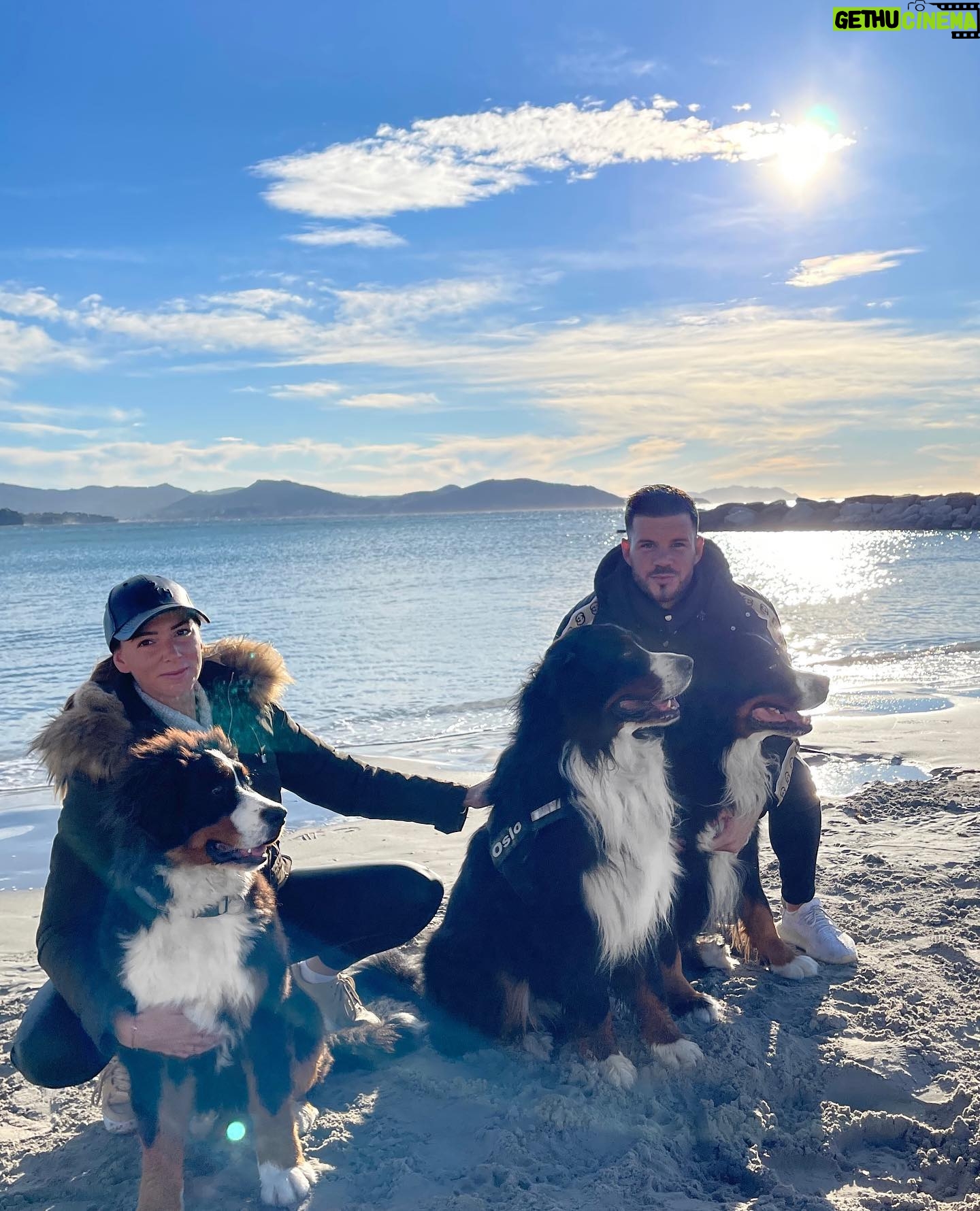 Florent Ré - 4.7K Likes - Petite matinée en famille à la plage . 🌞 🏖
Et vous, vous faites quoi de votre dimanche ?
#plage #soleil #bouvierbernois #laciotat #mer