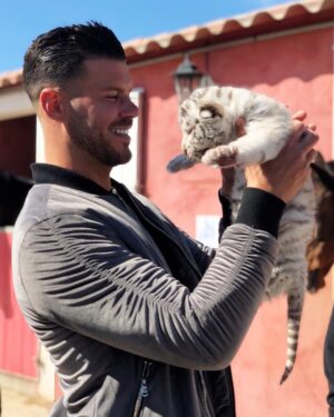 Florent Ré Instagram - Un moment inoubliable avec ce magnifique bébé tigre blanc..
Un grand merci à toi @roaar13
