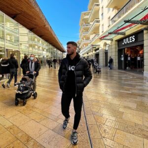 Florent Ré Instagram - 🚨🎁 CONCOURS 🎁🚨

Tu veux passer la journée avec moi aux @lesalleesprovencales 
Et surtout gagner un superbe chèque cadeau de 150€ à utiliser dans une sélection de boutiques @lesalleesprovencales 
Pour jouer :
1️⃣ Follow @lesalleesprovencales & @florent_re 
2️⃣ Mentionne 2 proches à toi
3️⃣ Partage la publication en story

Tirage au sort Mercredi 23 décembre ⏳
Bonne chance à tous les amis. 
#concours #jeux #aixenprovence  #aix #dior #diorsneakers