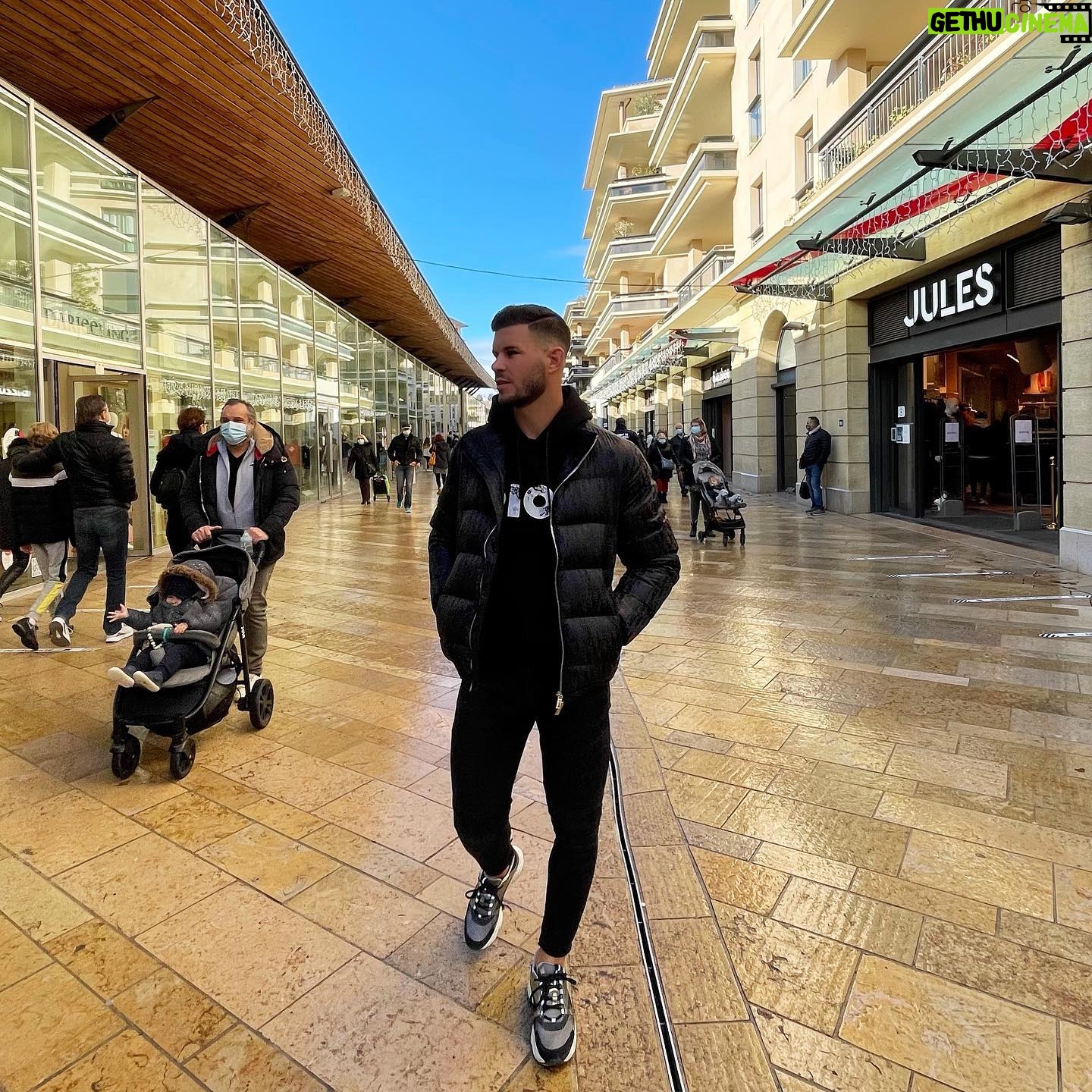 Florent Ré - 3.4K Likes - 🚨🎁 CONCOURS 🎁🚨
Tu veux passer la journée avec moi aux @lesalleesprovencales
Et surtout gagner un superbe chèque cadeau de 150€ à utiliser dans une sélection de boutiques @lesalleesprovencales
Pour jouer :
1️⃣ Follow @lesalleesprovencales & @florent_re
2️⃣ Mentionne 2 proches à toi
3️⃣ Partage la publication en story
Tirage au sort Mercredi 23 décembre ⏳
Bonne chance à tous les amis.
#concours #jeux #aixenprovence #aix #dior #diorsneakers