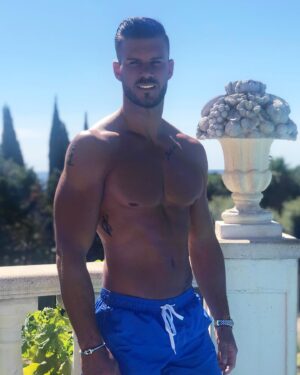 Florent Ré Instagram - Le sourire sur mon visage ne veut pas dire que ma vie est parfaite , 
Il veut seulement dire que j’apprécie ceux que la vie ma donné... 
#force #forceethonneur #amour #courage #courageux #determination #motivation #rage #sttropez #masbellevue #rolex #fred