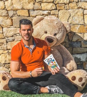 Florent Ré Instagram - #Sponsorisé
Salut les amis 🐻 
J’adore les bonbons Fini surtout les 3D bears un vrai délice ! 
Sans gluten, 0% de matière grasse, Halal… 
Il y a en a pour tous les goûts. 
Profitez de ce bon plan en vous rendant sur le site www.dream-candy.com et bénéficiez de -10 % de réduction sur votre commande avec 🍭FLORENT10🍭
Avec Fini, ce n’est jamais fini !
#Bonbons #Fini #BonbonsFini #Candy #dior #diorhomme #diorsneakers #hermes 
@dreamcandyofficiel 
@shaunaevents