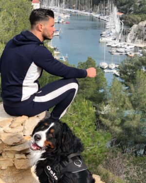 Florent Ré Instagram - Petite balade avec mon chien rien de plus agréable pour se ressourcer et passer des bons moments
#amour #chien #bouvierbernois #cassis #calanquesdecassis