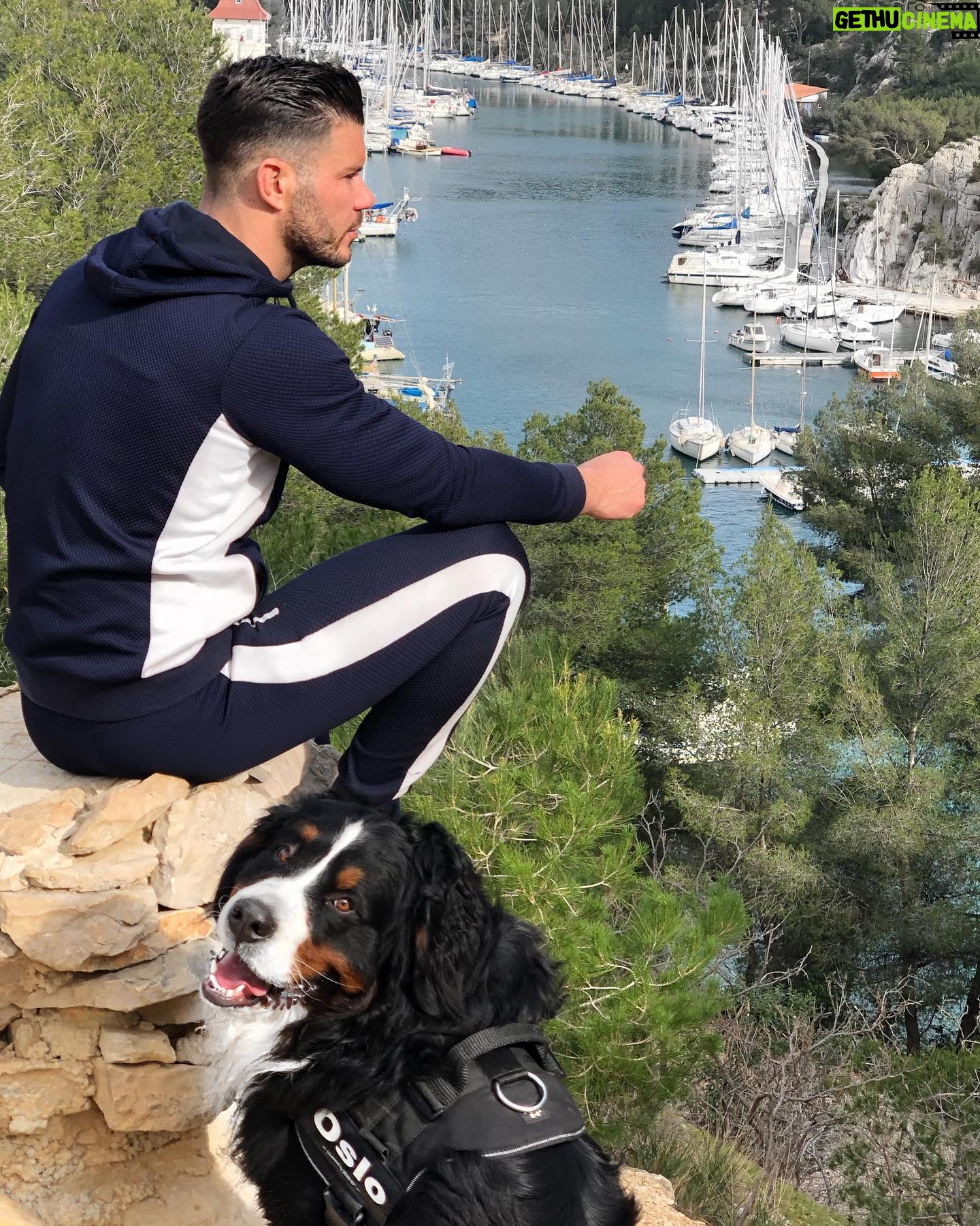 Florent Ré - 5.9K Likes - Petite balade avec mon chien rien de plus agréable pour se ressourcer et passer des bons moments
#amour #chien #bouvierbernois #cassis #calanquesdecassis
