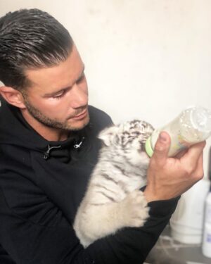 Florent Ré Instagram - Merci d’avoir réalisé l’un de mes rêves donner le biberon un bébé tigre blanc