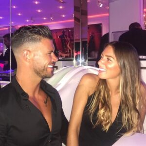 Florent Ré Instagram - Avant de te rencontrer , je ne savais pas ce que c’était que de regarder quelqu’un et de sourire sans raison.. je t’aime @yvane_jhn 
#jetaime #love #amour #couplegoals