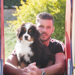 Florent Ré Instagram - Les chiens se moquent ...
De si vous êtes beaux ou moches
De si vous êtes riches ou pauvres 
Car ils ce focalisent sur ce que vous êtes à l’intérieur...
#amour #chien #bouvierbernois #bouvier #riche #soleil