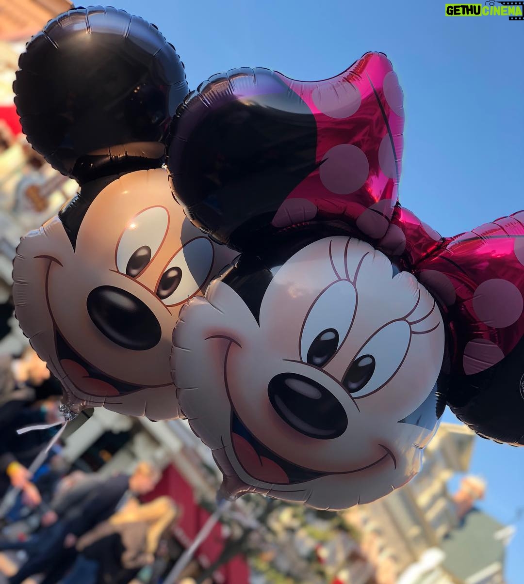 Florent Ré - 4.7K Likes - Deux jours à Disneyland Paris avec ma petite femme un week-end magique et vous les loulous vous aimez Disneyland Paris ?