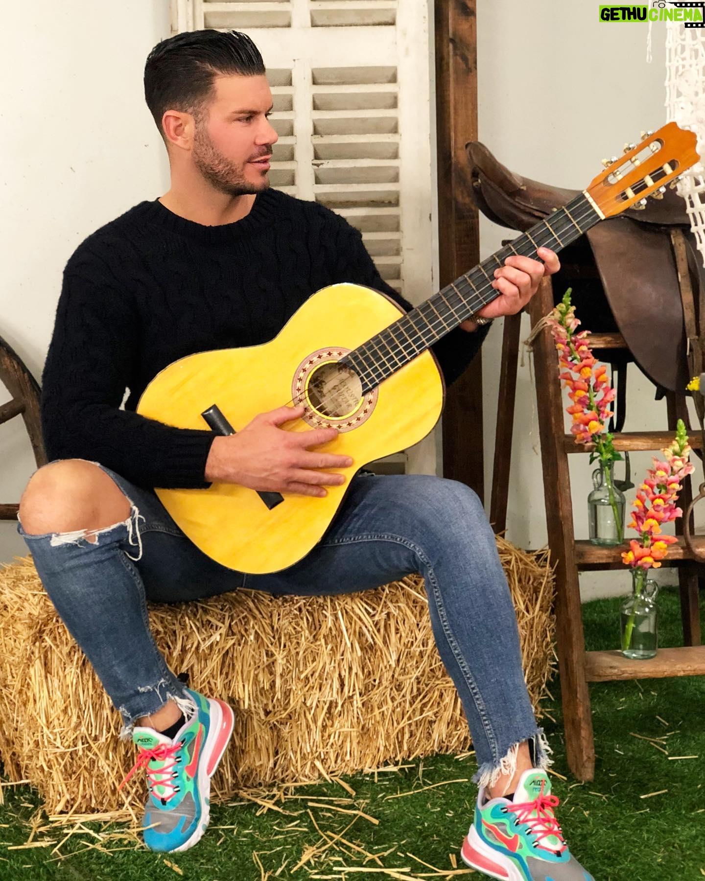 Florent Ré - 3.8K Likes - -Je suis fort car j’ai été faible..
-Je suis méfiant parce que j’ai été trahi .
-Je ris car j’ai été triste et je vis au jour le jour car demain rien n’est sûr
#force #amour #famille #couplegoals #guitarist #guitare #guitarcover