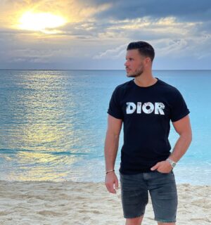 Florent Ré Instagram - La vie est courtes, et la liberté est le plus précieux des biens .... 
quel sera votre prochain voyage?? 
#voyage #stmartin #rolex #fred #dior #soleil #plage #coucherdesoleil