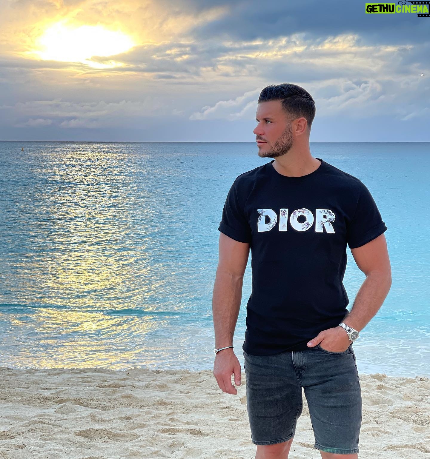 Florent Ré - 3.3K Likes - La vie est courtes, et la liberté est le plus précieux des biens ....
quel sera votre prochain voyage??
#voyage #stmartin #rolex #fred #dior #soleil #plage #coucherdesoleil