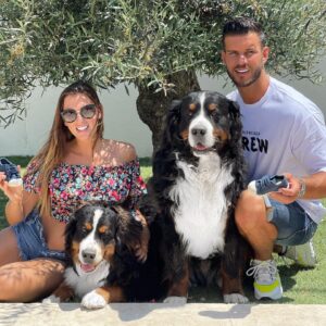 Florent Ré Instagram - La famille des boubous s’agrandit 👩‍🍼🍼
Trop content de devenir des futurs parents 
#amour #famille #couplegoals #bebé 
#bouvierbernois #soleil #femmeenceinte