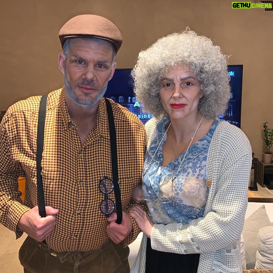 Florent Ré - 6K Likes - Nous vous souhaitons une bonne année à tous, dernière photo de 2019, profitez de votre famille ainsi que de vos ami(e)s, nous vous donnons RDV en 2020 pour une nouvelle année riche en émotions ainsi que de surprises
Un grand merci à @celia.smakeup pour son professionnalisme
#jourdelan2020 #famille #2020
