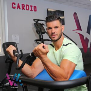 Florent Ré Instagram - Vous le savez j’adore le sport ! 
Je suis fier de vous annoncer que je suis la nouvelle égérie Vita Liberte ! Des salles de sport au top ouvertes de 6h à 23h 7j/7 ! Pour trouver le club le plus proche de chez vous rdv sur www.vitaliberte.fr !!!
#sport #vitaliberté #heureux