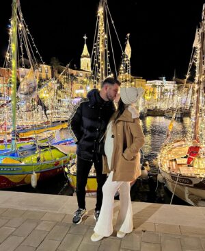 Florent Ré Instagram - Petite balade sur le port de Sanary avec ces magnifiques illuminations de Noël 🎅🎄 
@yvane_jhn 
#amour #sanary #noeldecoration  #noel #couplegoals #bebe
