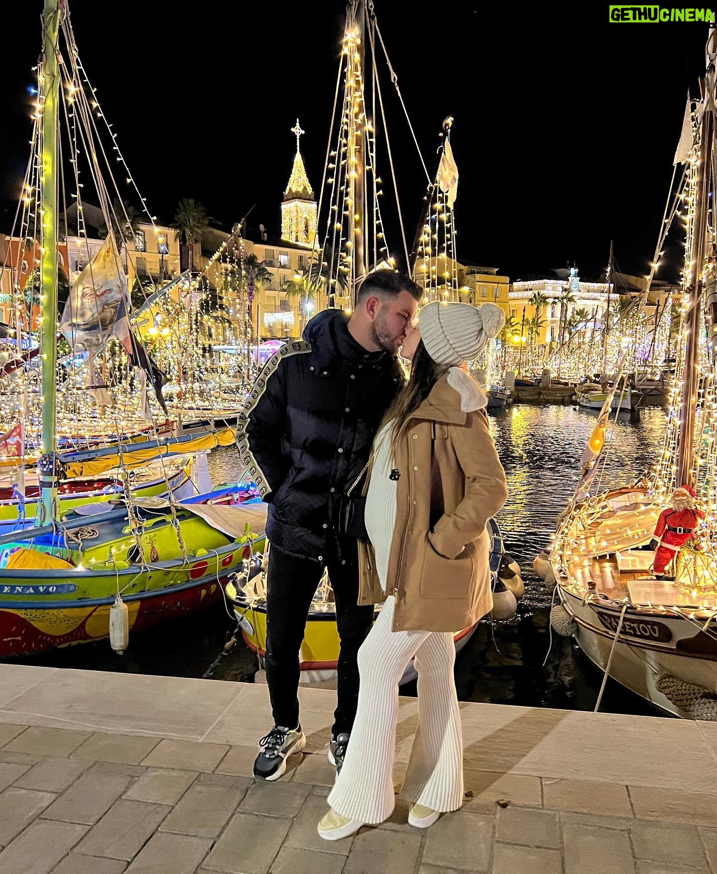 Florent Ré - 7.5K Likes - Petite balade sur le port de Sanary avec ces magnifiques illuminations de Noël 🎅🎄
@yvane_jhn
#amour #sanary #noeldecoration #noel #couplegoals #bebe