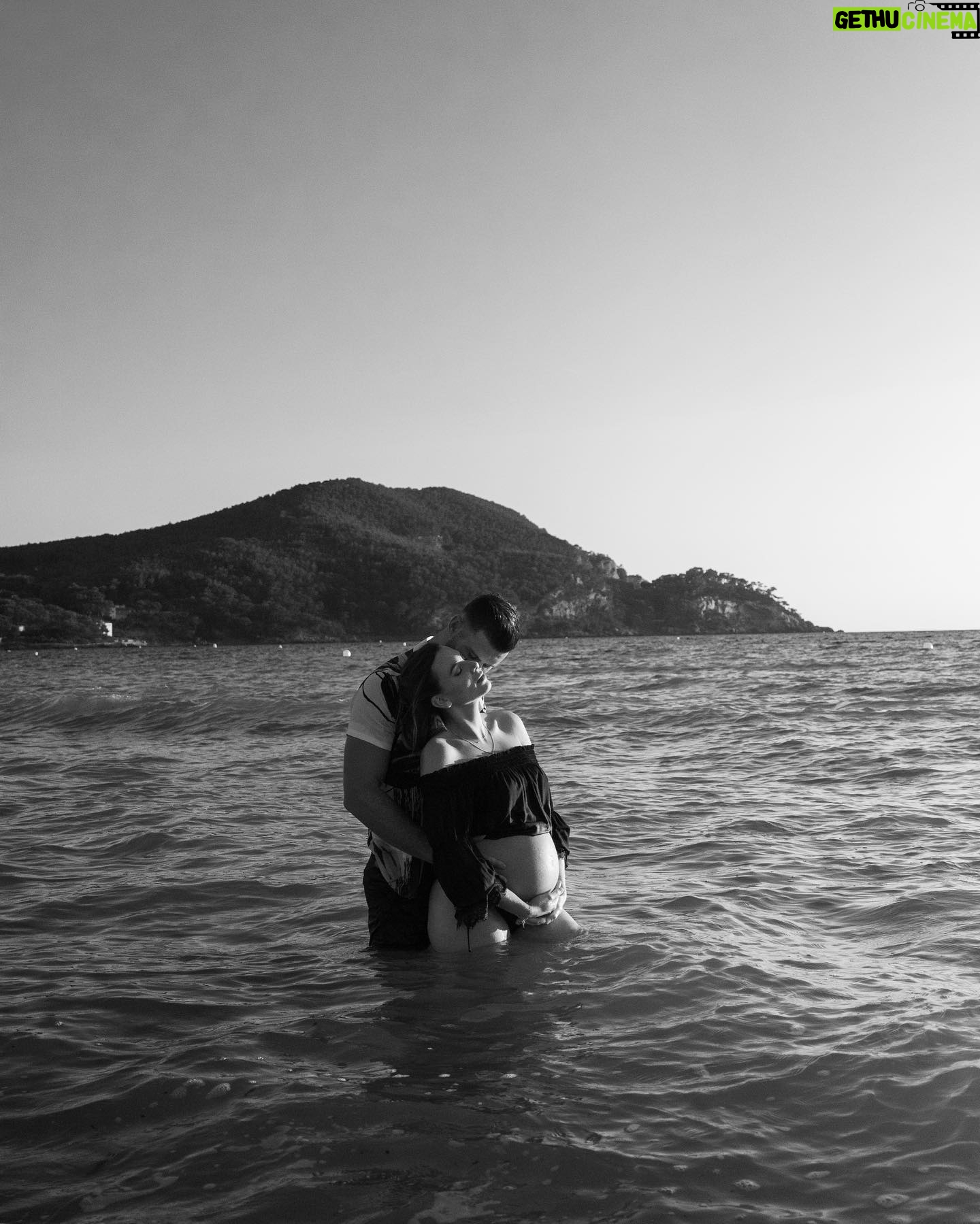 Florent Ré - 8.8K Likes - Dans quelques semaines nous serons 3
🤰👼♥️ @yvane_jhn
#famille #amour #bebe #love #fille
