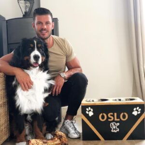 Florent Ré Instagram - 1an aujourd’hui pour mon OSLO 
tu nous donnes tellement d’amour chaque jour 
Merci à @toutou_bar_sur_mesure
#bouvierbernois  #bouviersbernois #amoureux #chien