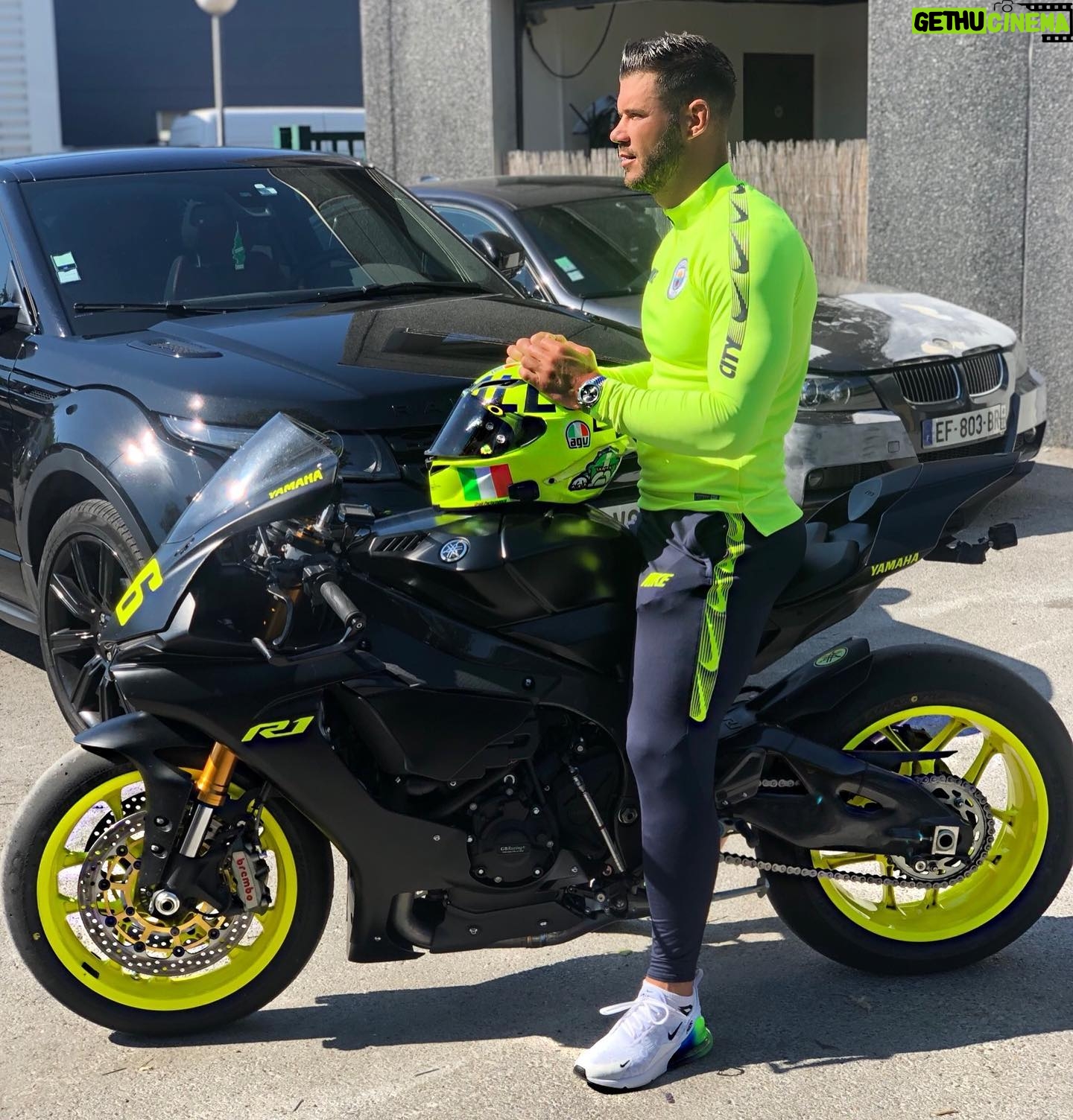 Florent Ré - 8.9K Likes - La passion est un moteur dont personne ne mesure la puissance !! Ps : merci @hylton.fr