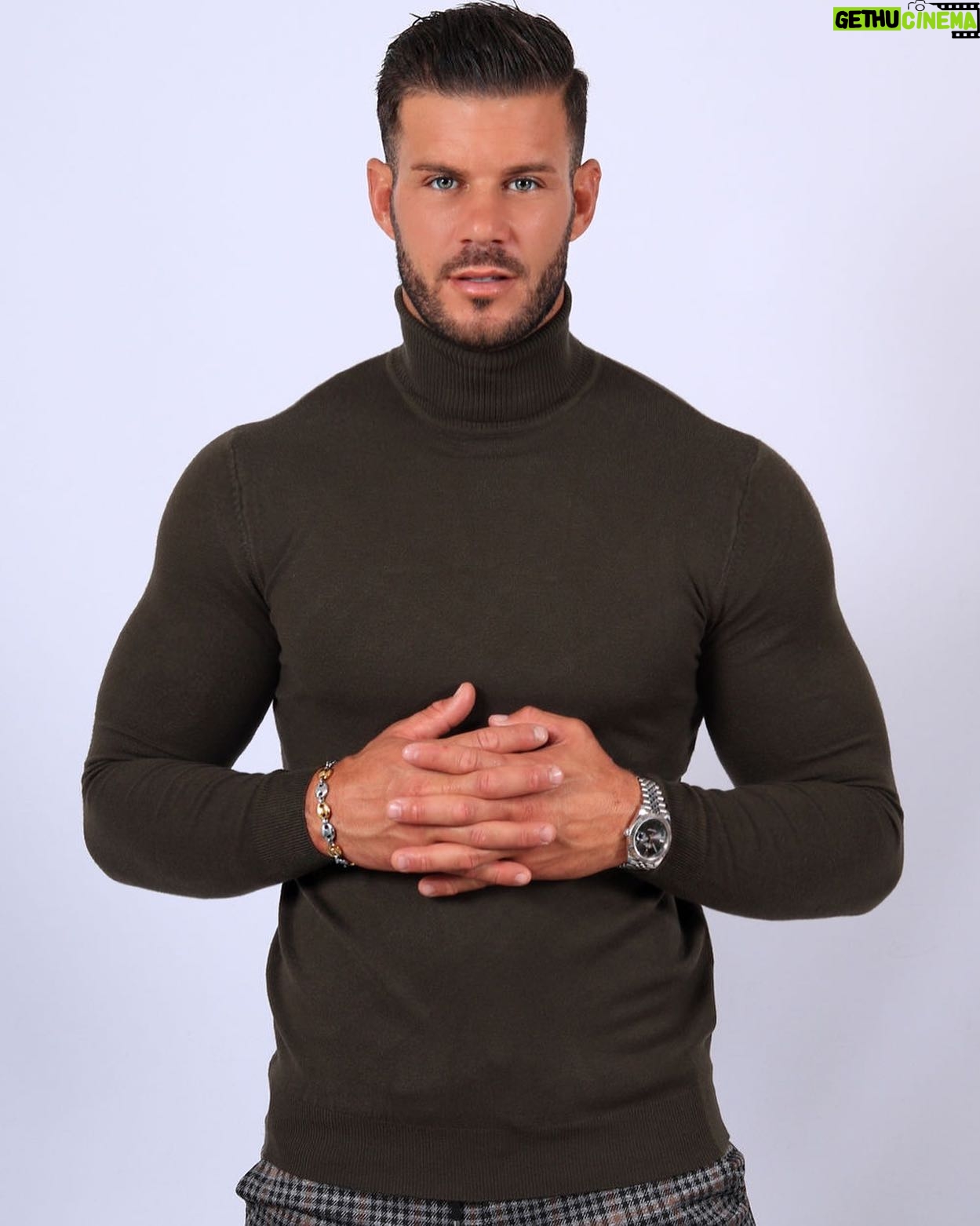 Florent Ré - 4.1K Likes - - On a dû te dire qu’il fallait réussir dans la vie ?
-Moi je te dis qu’il faut vivre .
- C’est la plus grande réussite du monde....
#vivre #heureux #amour #family #mode #model #rolex