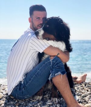 Florent Ré Instagram - Tu es beaucoup plus qu’un simple chien tu es rentré dans ma vie tu fais partie de moi...
tu m’apporte tellement d’amour chaque jour 
#love #chien #bouvierbernois #cassis #bestouan