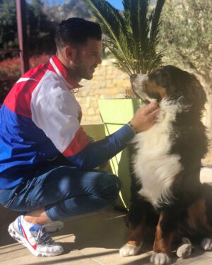 Florent Ré Instagram - Tout le monde pense qu’ils ont le meilleur chien et ils ont tous raison ..
🐕 🐶 #love #chien #bouvierbernois #amour