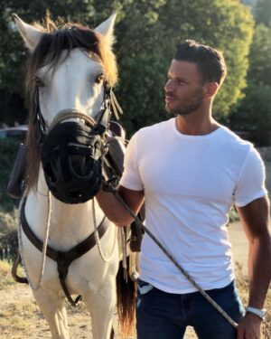 Florent Ré Instagram - Une très belle rencontre, rien de plus beau que la complicité entre animal et humain. 🐎 ❤️ ⛰ 
#corse #corse_ile_de_beaute #cheval #amour #animal #complicite