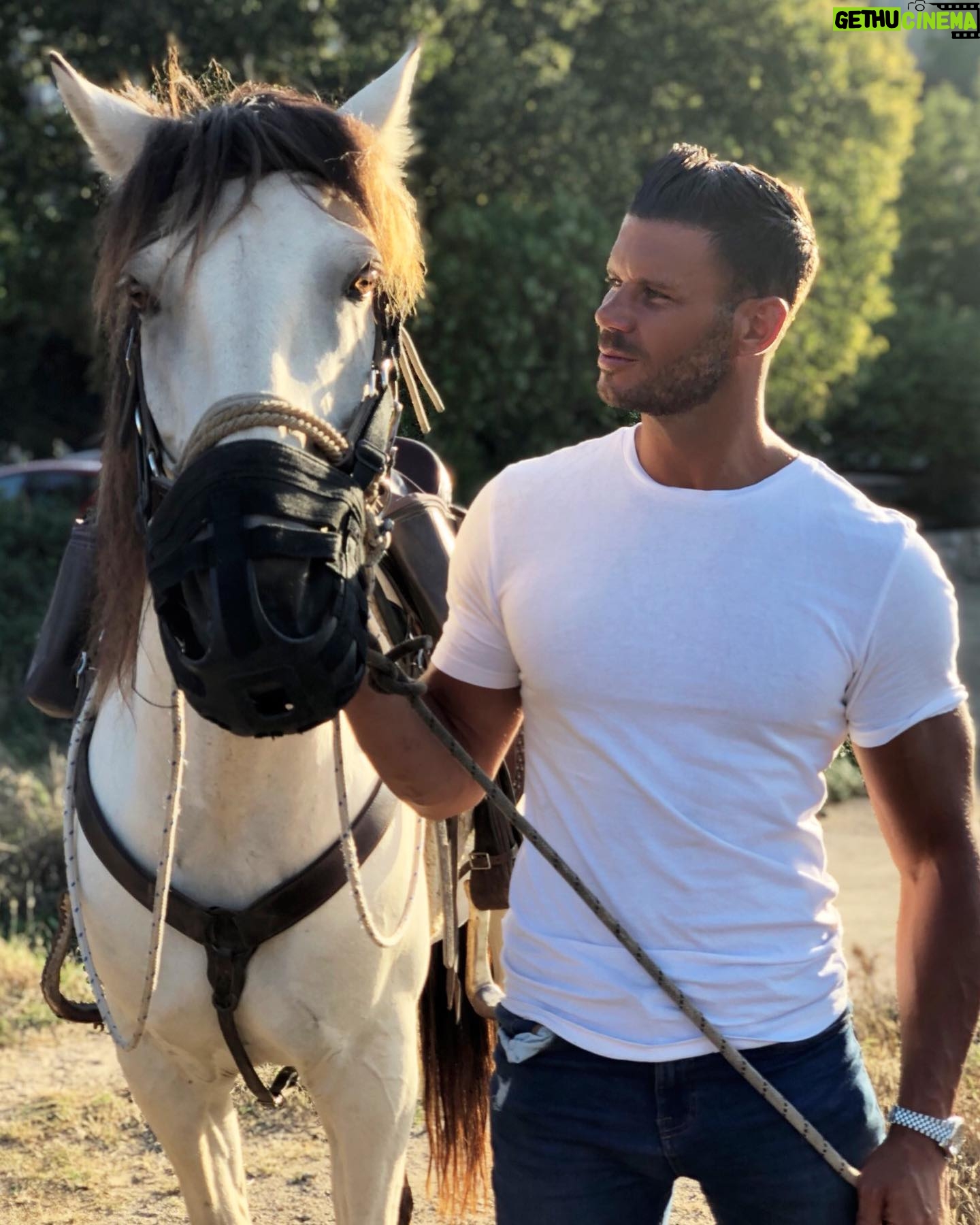 Florent Ré - 7K Likes - Une très belle rencontre, rien de plus beau que la complicité entre animal et humain. 🐎 ❤️ ⛰
#corse #corse_ile_de_beaute #cheval #amour #animal #complicite