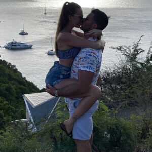 Florent Ré Instagram - Et un jour on rencontre une personne sans même le vouloir, 
Puis elle devient notre plus belle histoire @yvane_jhn  JE T’AIME 
#stbarth #stmartin #soleil #amour #couplegoals #bateau #plage
