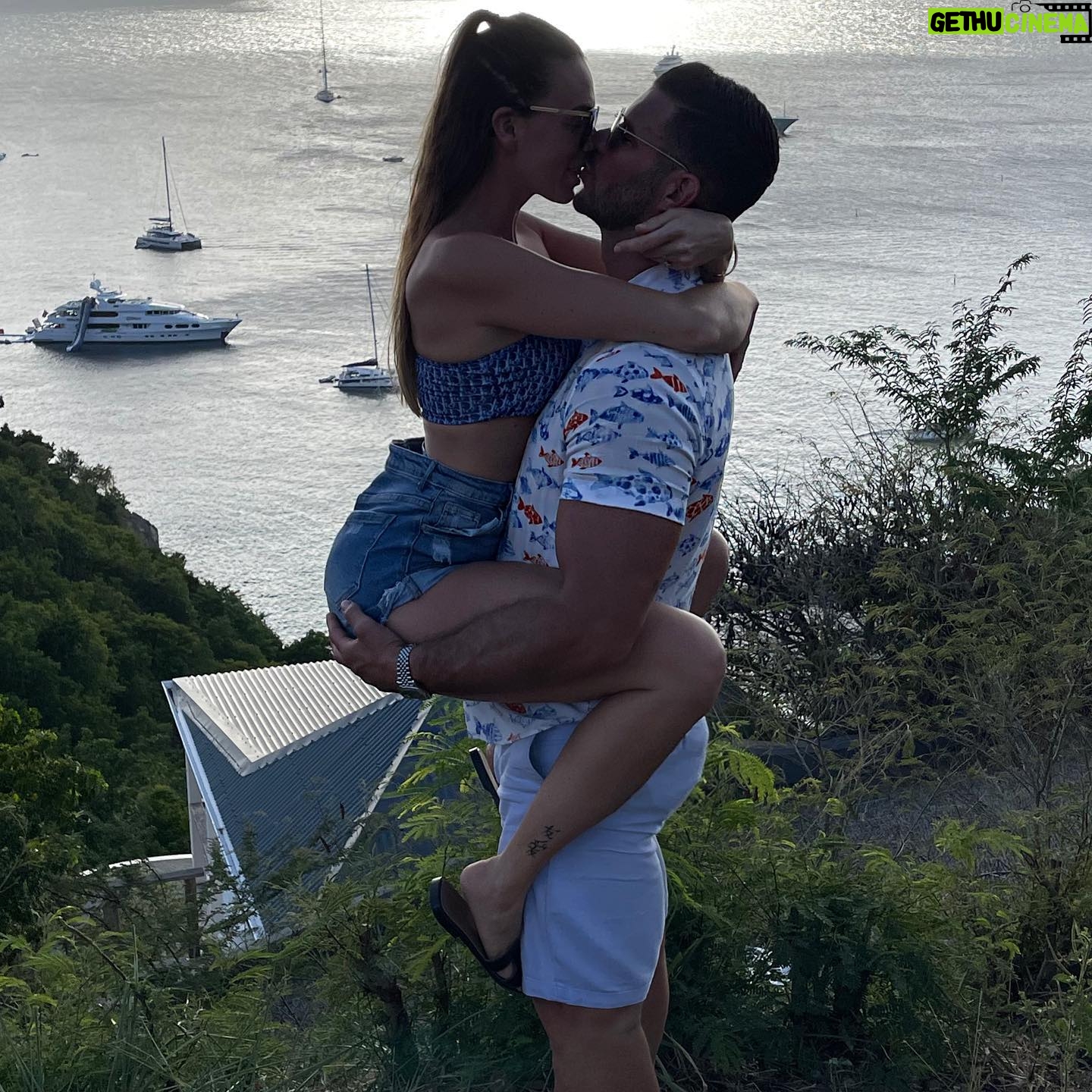 Florent Ré - 6.4K Likes - Et un jour on rencontre une personne sans même le vouloir,
Puis elle devient notre plus belle histoire @yvane_jhn JE T’AIME
#stbarth #stmartin #soleil #amour #couplegoals #bateau #plage